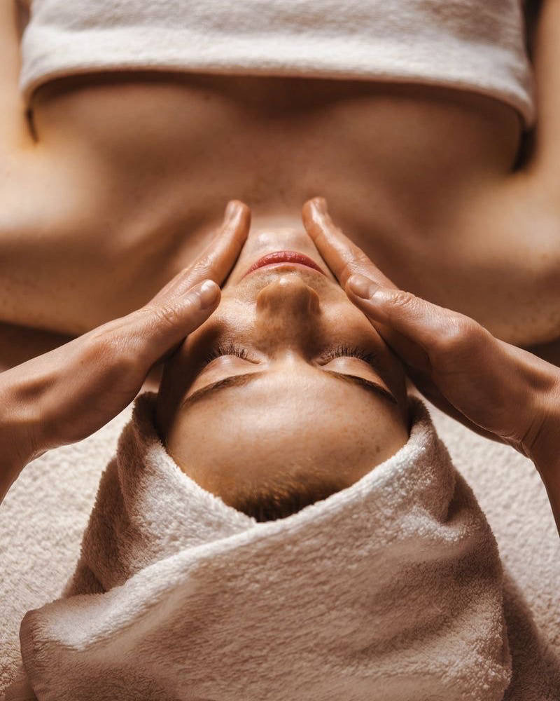 Entspannte Kundin mit geschlossenen Augen im Head Spa bei Keylani Studios